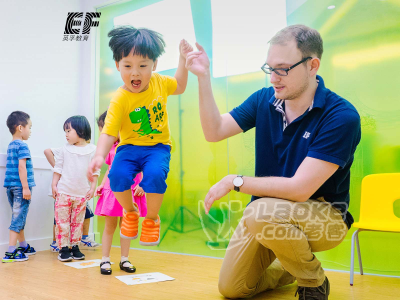 想给三岁宝宝报个英语早教班|天津英孚大概要多少钱_0