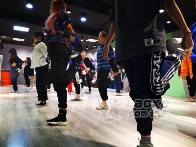想进修街舞去哪划算，哪里有街舞进修可以包住宿_2