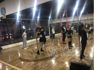 钢管舞专为那些有梦的女孩子准备激发你的潜在魅力_0