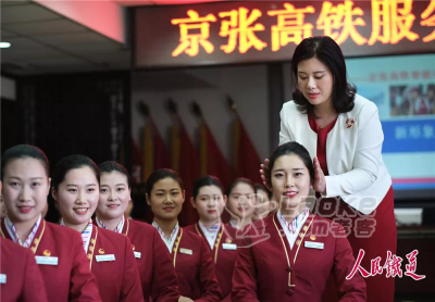 颜值+才华！京张高铁乘务员惊艳亮相_0