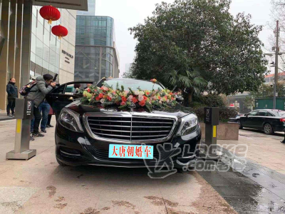 一队整齐豪华的婚车车队是婚礼的灵魂_4