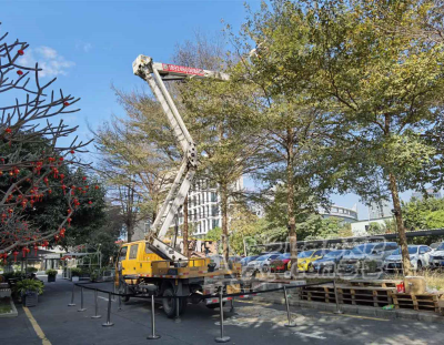 深圳租高空车安装广告、修剪树枝 找诚信吉顺机械设备租赁有限公司_1